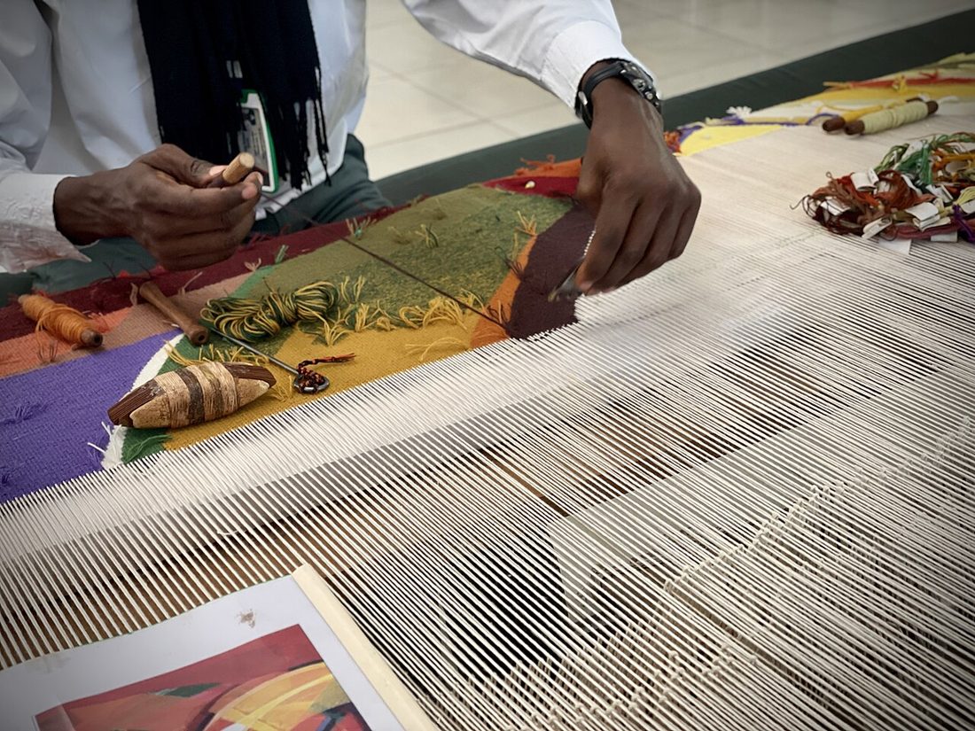 Artisan tapissier au travail